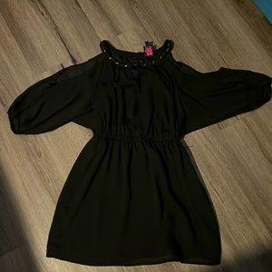 Black short dress with open long sleeve